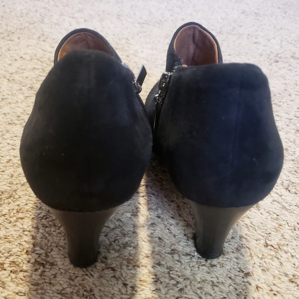 Clarks Artisan Booties 10M Womens Black Suede Heeled Zippered Comfort Shoes